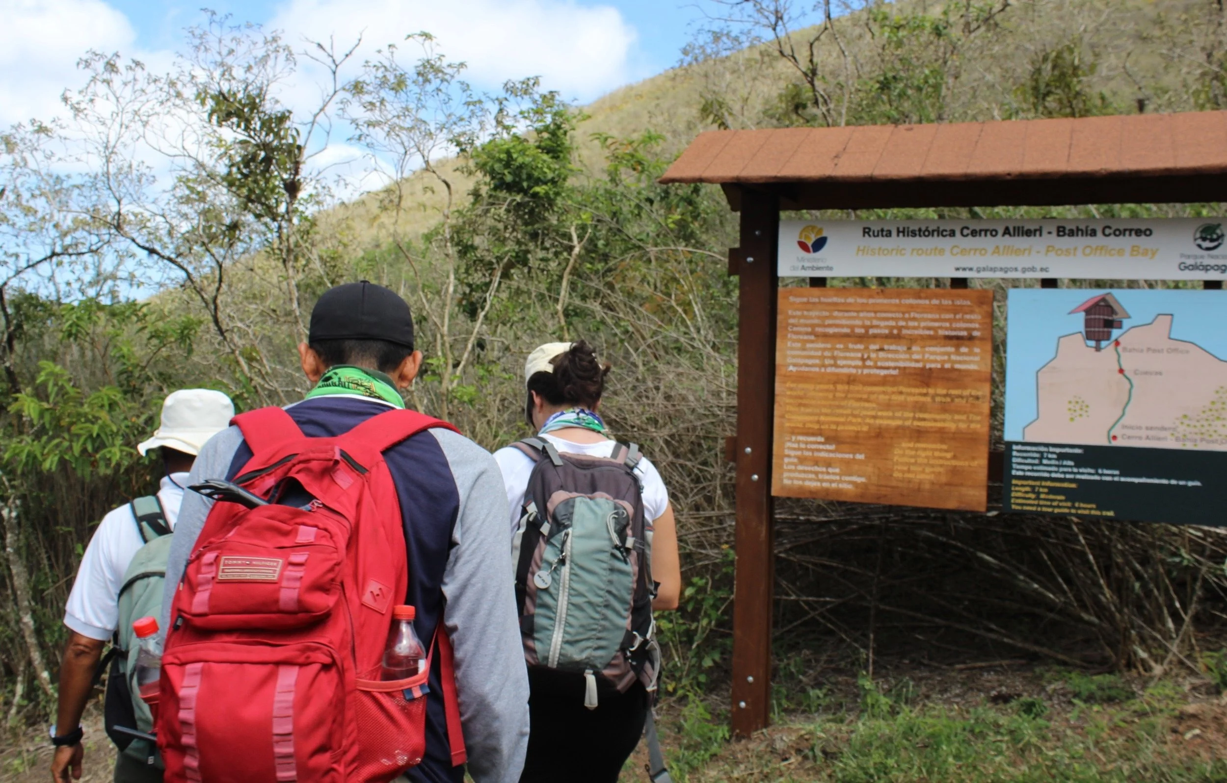 Figure 2 . Group of tourists entering a visitor site. Photo: WWF-Ecuador