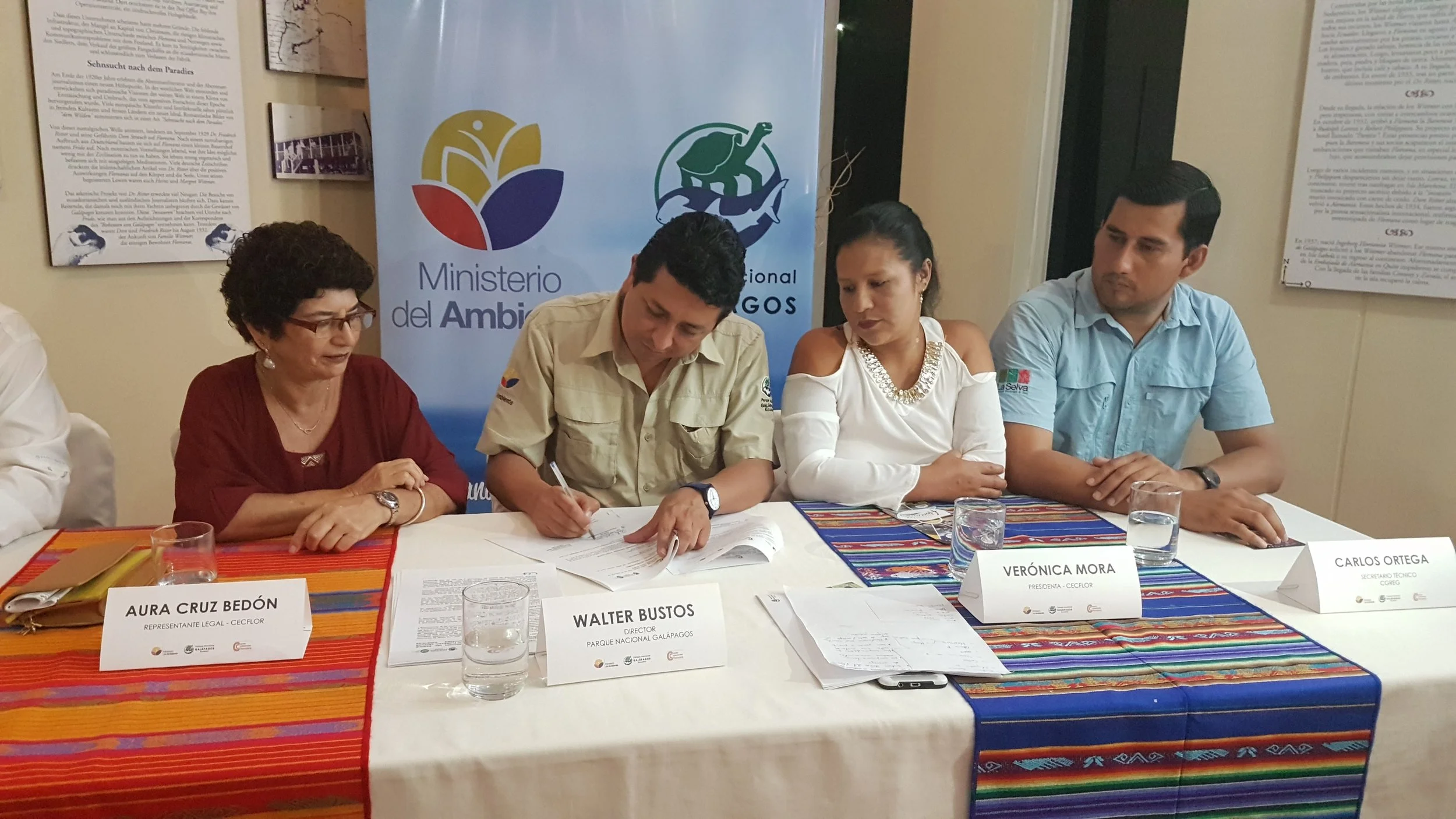 Figure 3. CECFLOR and the Galapagos National Park Directorate sign the cooperation agreement. Photo: Galapagos National Park archives