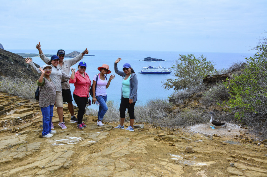 Figure 5. Group of Santa Cruz artisans accompanied by a park ranger Deisy Plaza at Punta Pitt. Photo: Metropolitan Touring Archive
