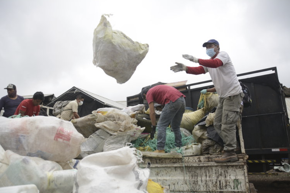 Figure 4 . Volunteers unload waste at a recycling center. Photo: Carolina Peñafiel