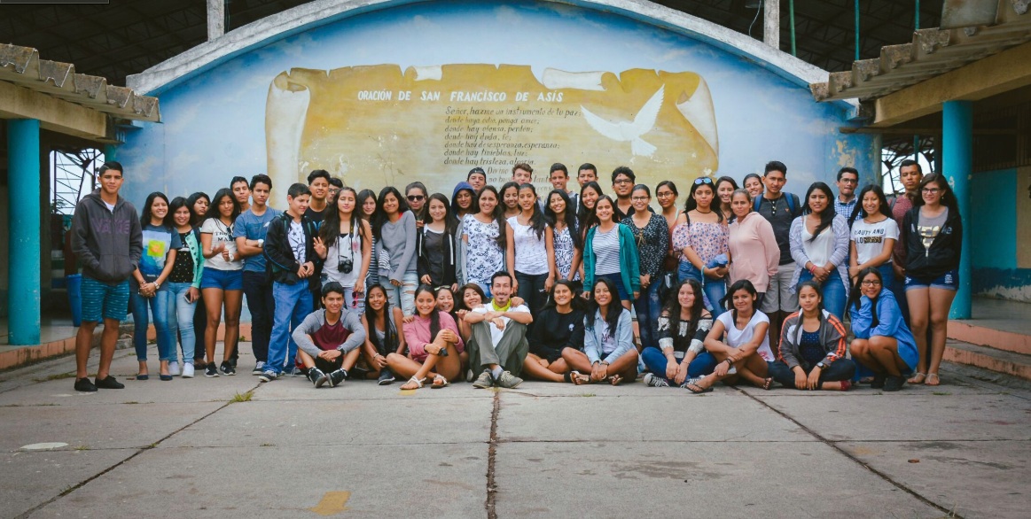 Figura 1 . Taller de fotografía para intercambio de experiencias entre jóvenes de las islas Santa Cruz y San Cristóbal. Foto: Diego Bermeo