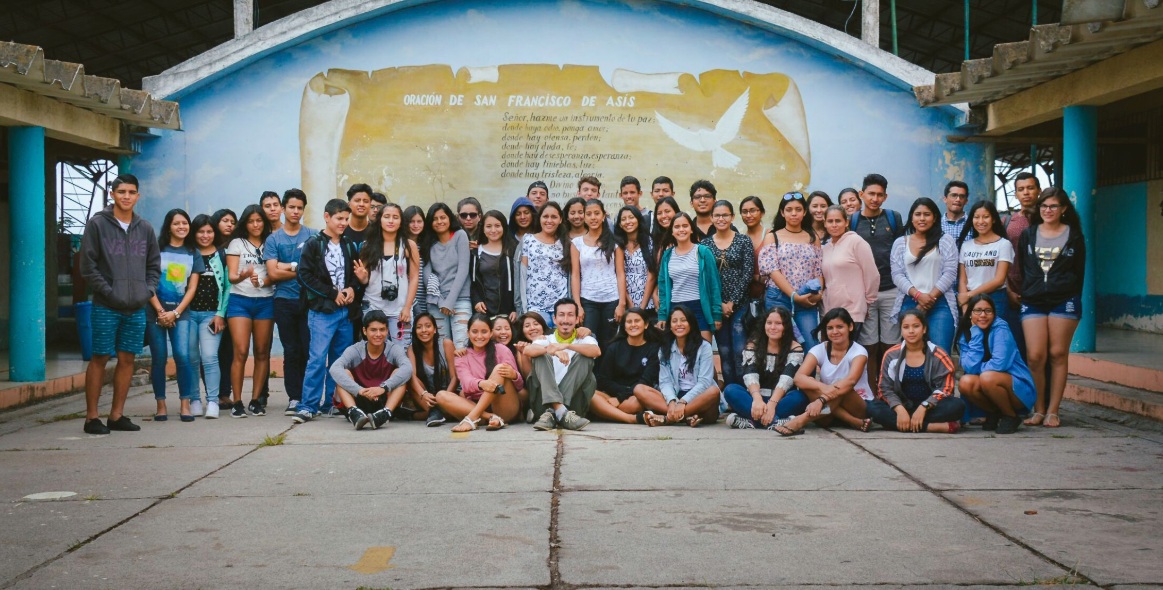 Figure 1 . Photography exchange between students from Santa Cruz and San Cristóbal Islands. Photo: Diego Bermeo