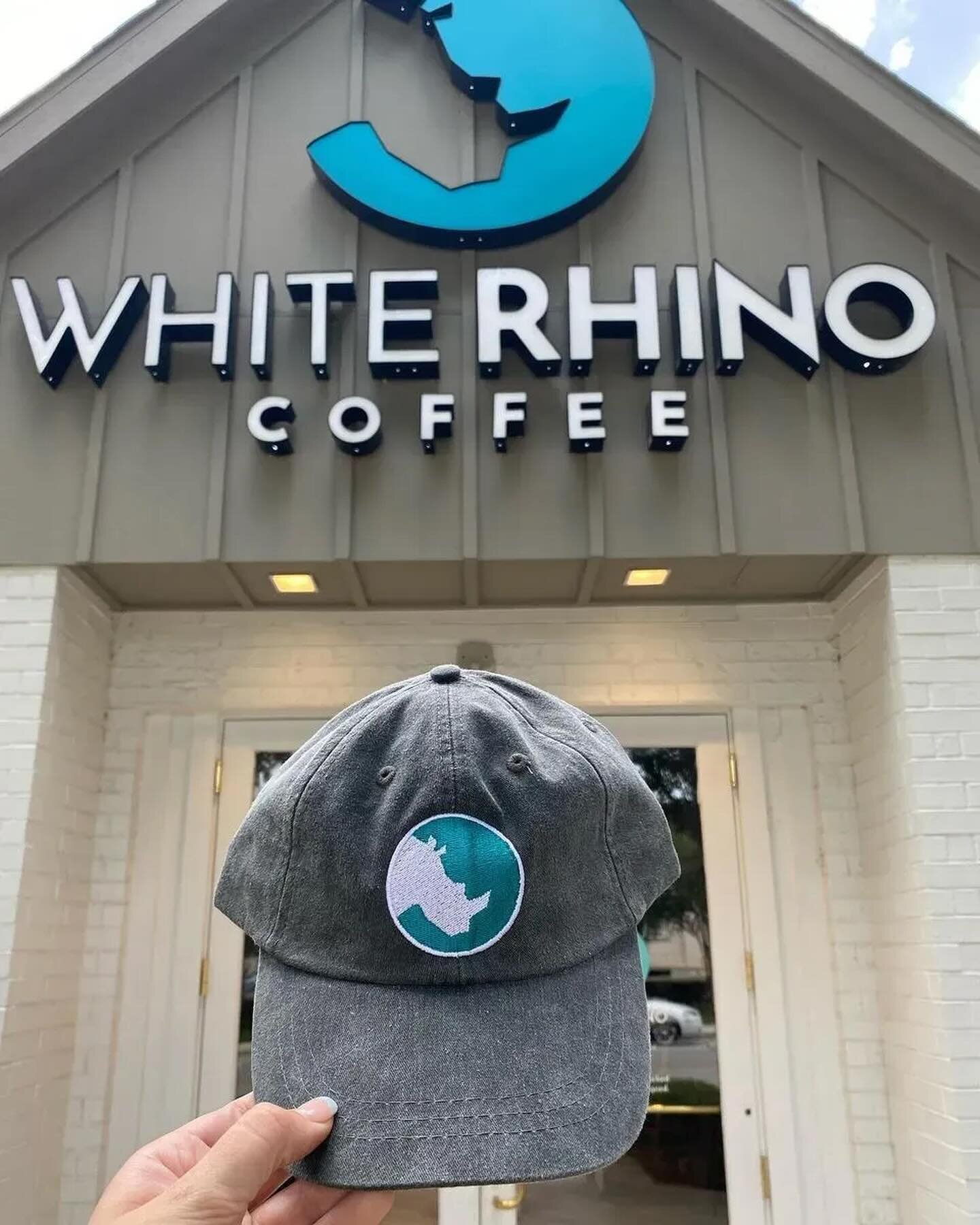 A perk of living at CoHo Apartments is all the amazing coffee shops surrounding the area! 
White Rhino is one of our favorites! Located towards the medical district, they have an outdoor seating area and indoor. Plus, might I say, some pretty dang go