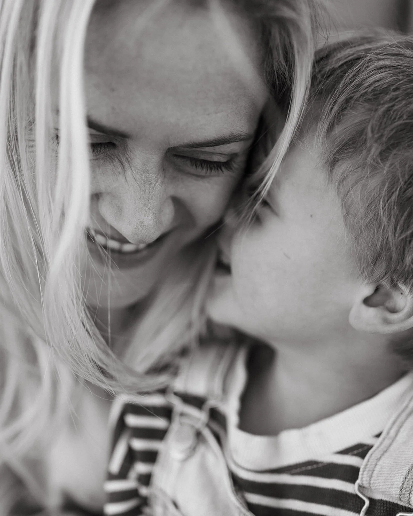 Home sessions bring a totally different energy 🥹 Perfect for winter, keeping the memories of your kids&rsquo; first home, unpredictable weather and letting the kids loose for more intimate family moments 🩵 #familyhomesession #capetownphotographer #