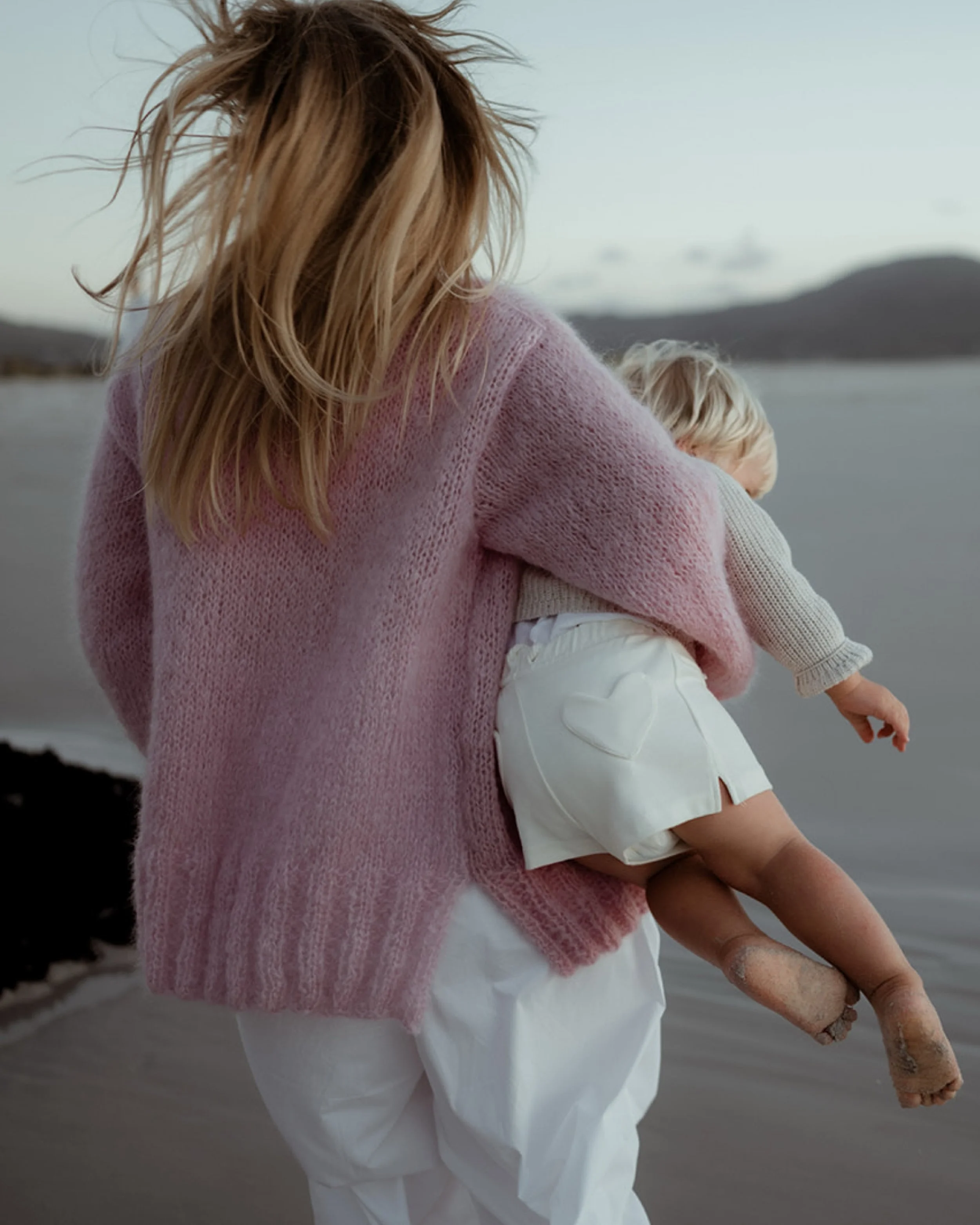 Little cuddle bunny 🩵 The wind, the waves, the colours - a perfect recipe for memory making in Cape Town!