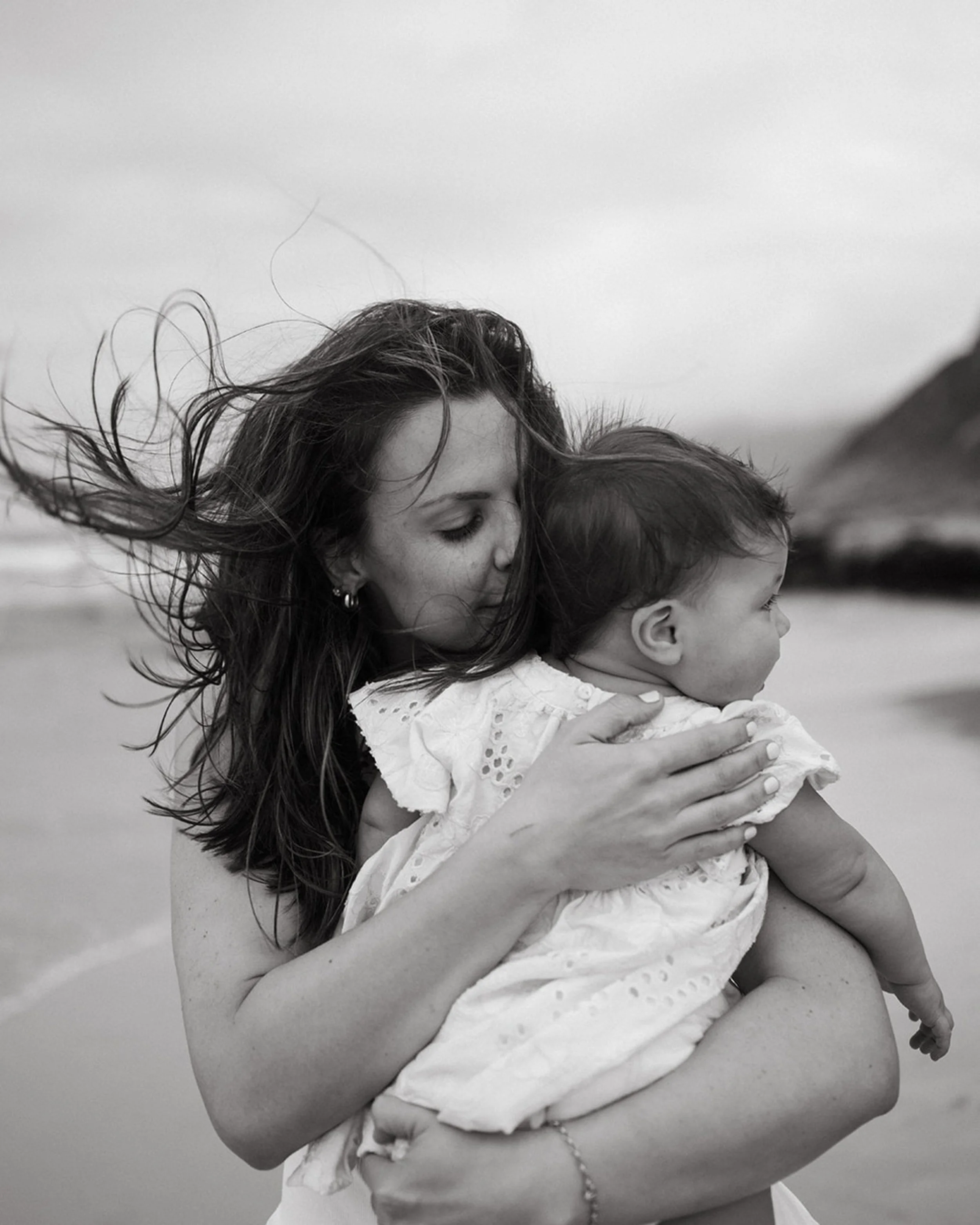 This is why I love winter sessions. The light is soft, the beach is quiet and on this particular day, when the rain came in&hellip; nobody flinched. Just a mum, a dad and their girl, completely present. You can&rsquo;t manufacture that kind of calm. 