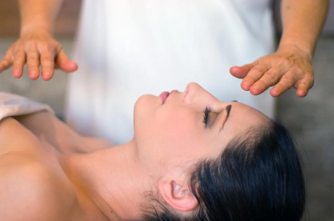 in-reiki-the-practitioner-transfers-energy-by-placing-their-hands-over-or-on-the-patient.jpg