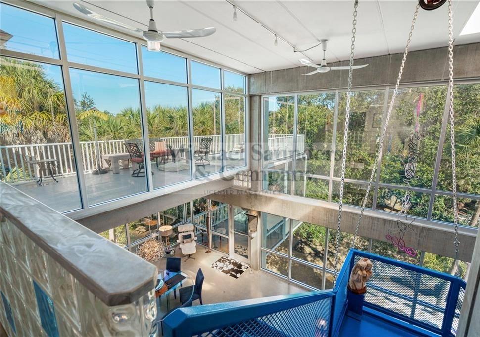 Extraordinary Modern in the Treetops