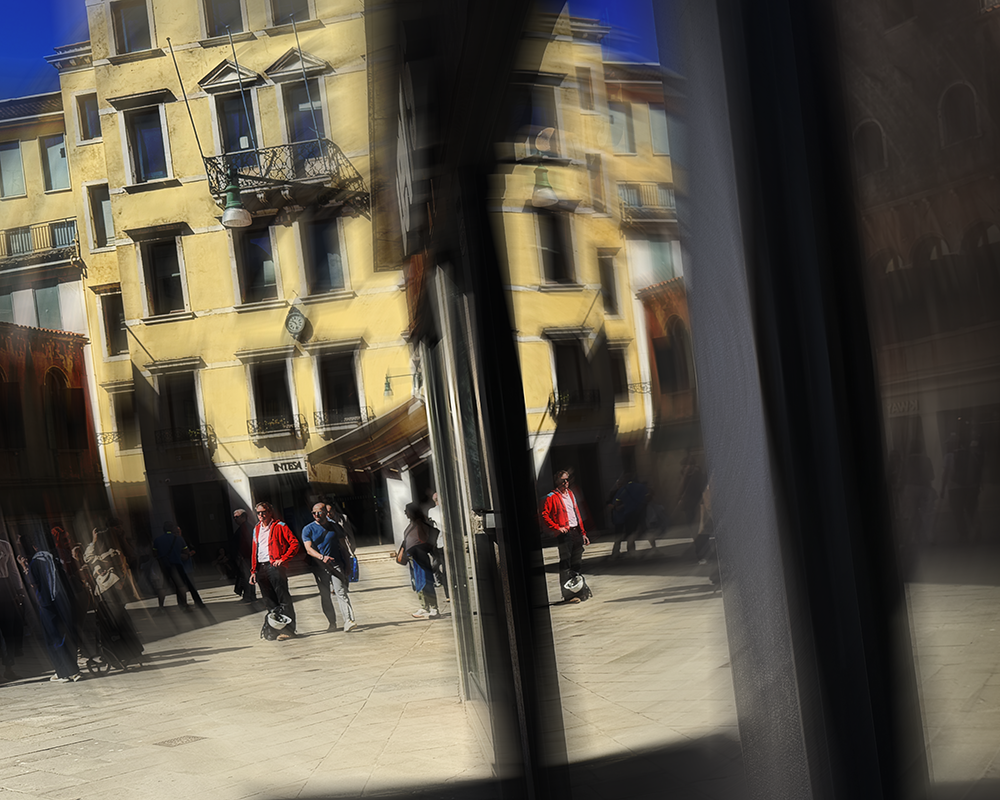 Streets Italy 2026_5530 bw spin.png