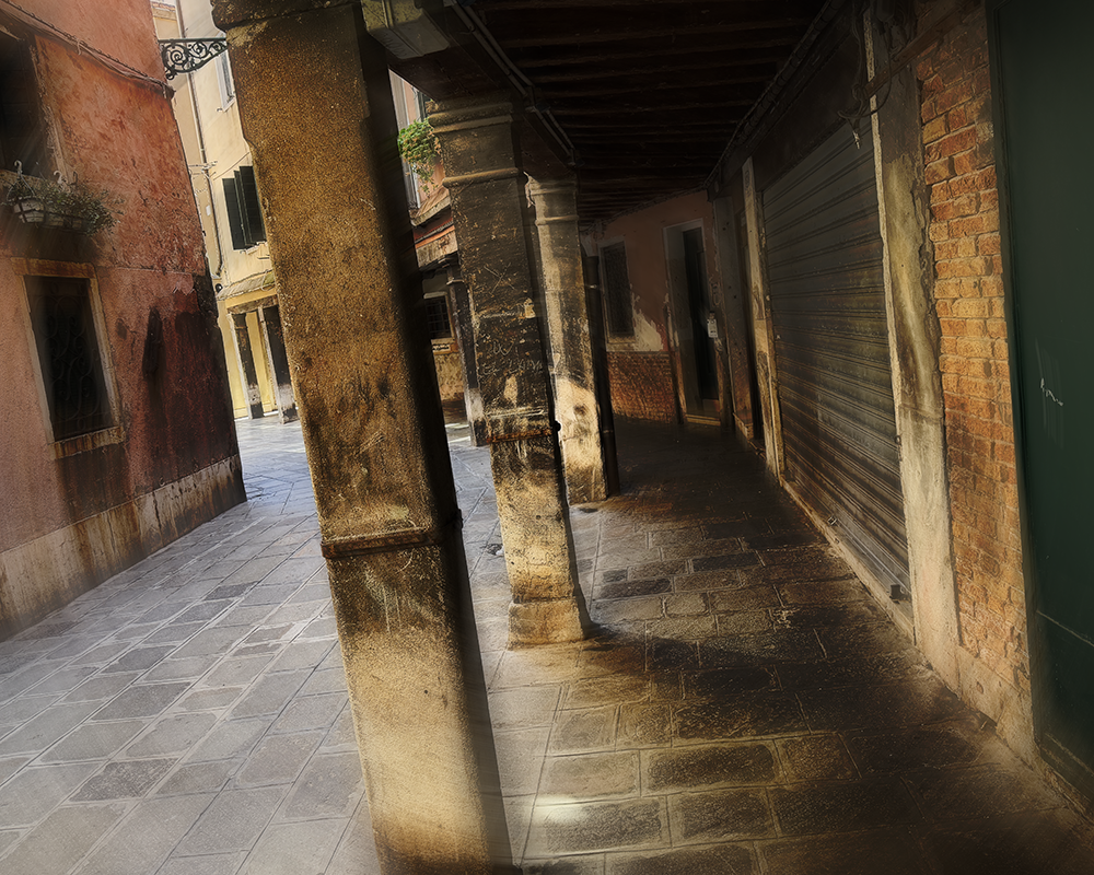 Streets Italy 2026_5584 bw spin.png