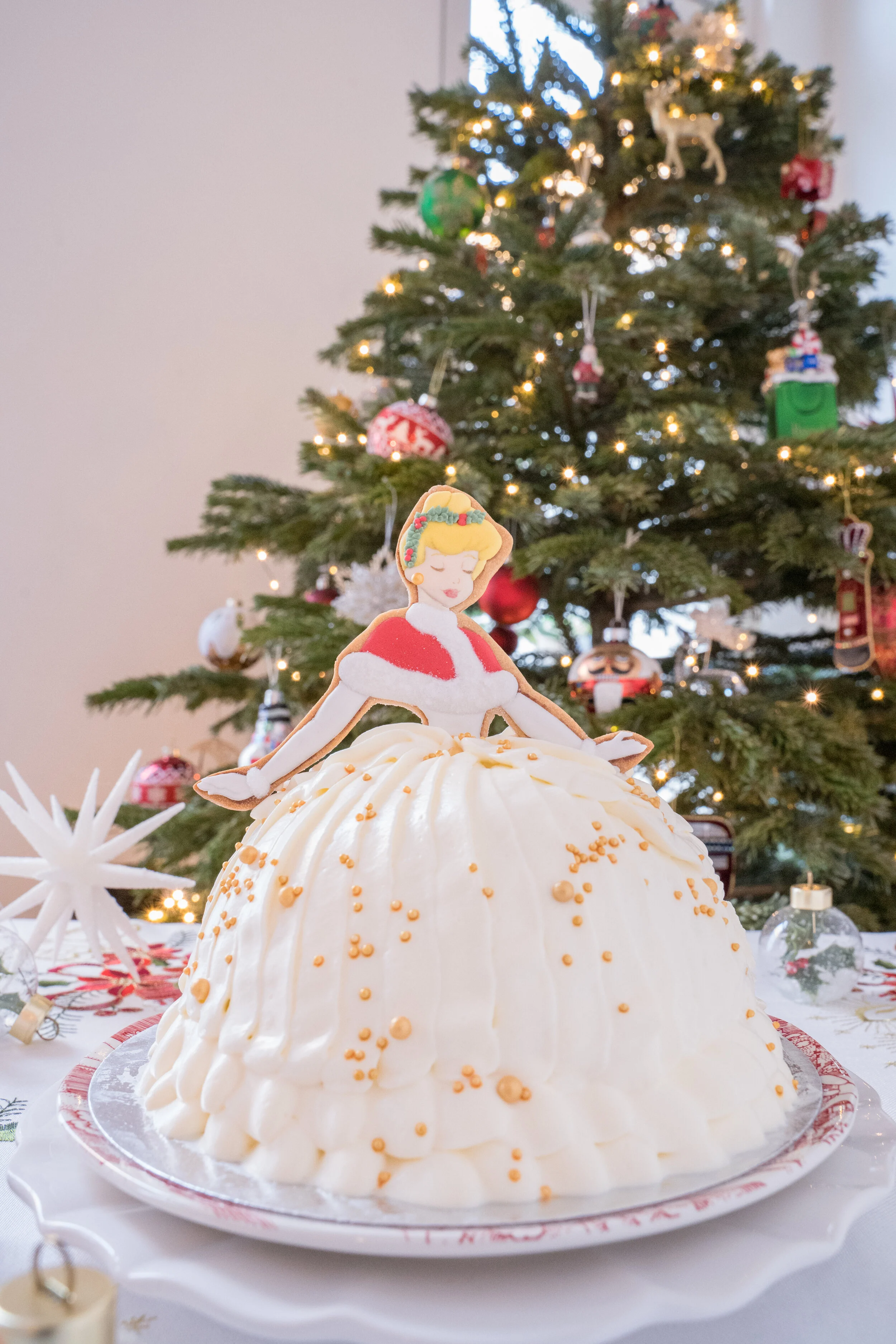 The Holly Cinderella Doll Cake - 柊飾りのシンデレラ・クリスマスケーキ