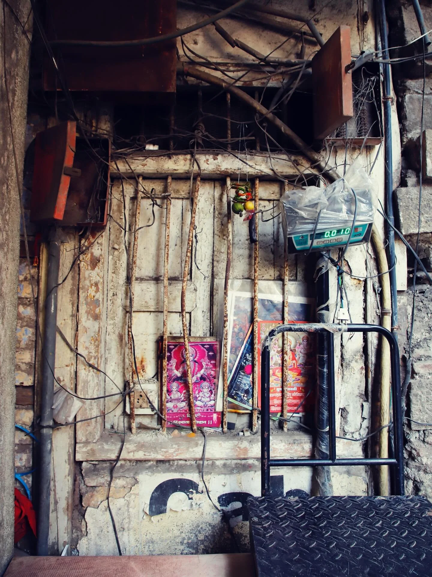 Weighing Scales, The Peths, Pune

#therapeuticphotography #mindfulphotography#oldcitypune #pune #weighingscales#inindiaiamneverlonely #natashabhatia #lensbasedartist#streetsofindia #urbanfabric #forgottenwallpaperofeverydaylife #unlovedwallpaperofeve