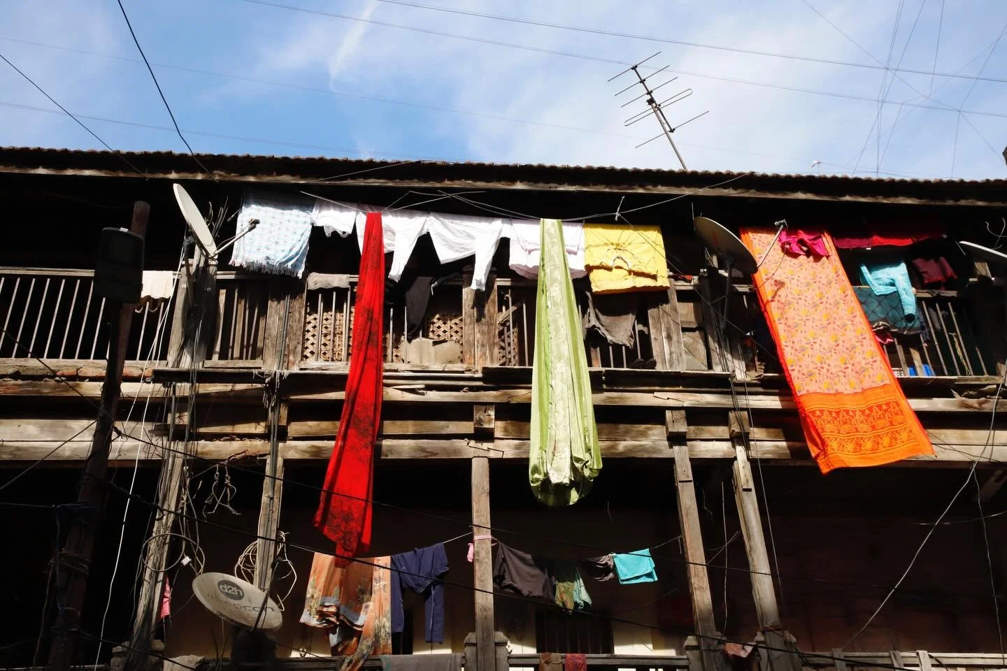 Saree vibes only&hellip;(and a couple of satellite dishes).

The Peths, Pune, India 

#therapeuticphotography #pune #sareesandsatellitedishes #beautyfoundinunexpectedplaces #inindiaiamneverlonely