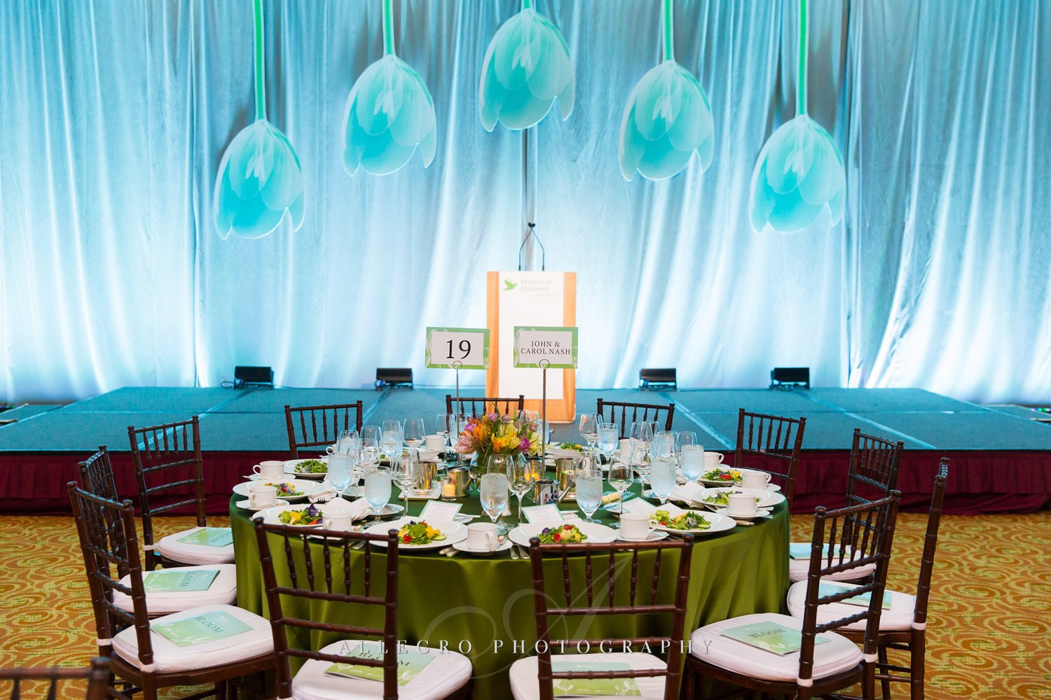 01_Franciscan+Gala+Nonprofit+Table+Decor+Stage_AE+Events.jpg