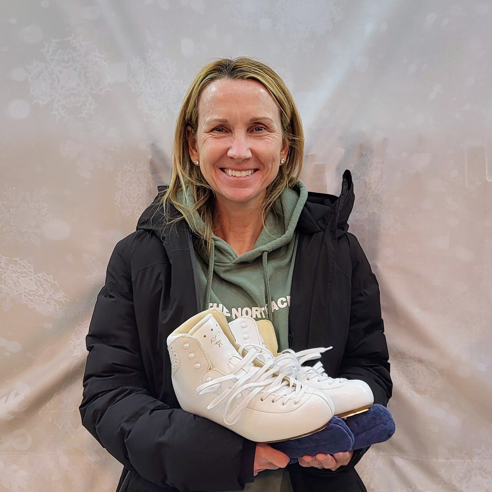 Happy New Skate Day to Zoe! 🎉

Welcome back to the ice!!

After a 15-year-hiatus Zoe wanted to skate for fun with her kids again.

Her old competitive skates weren't a good match for her foot though 😣

Skating should NOT = Pain!!

We fitted her wit