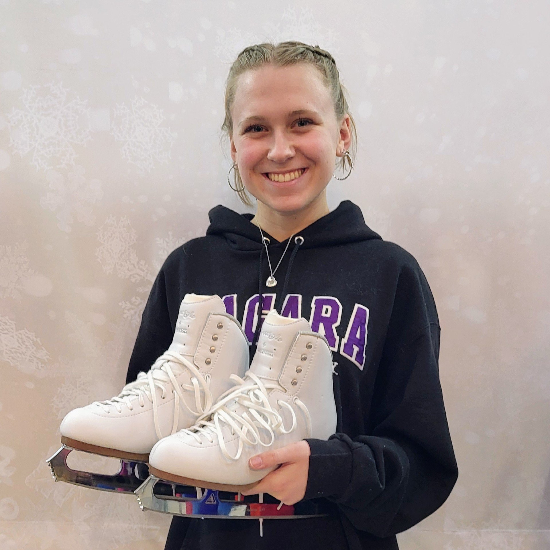 Happy New Skate Day to Claire! 🎉

This skater THRIFTED a pair of recreational skates that she was trying to JUMP in 😳

The skates couldn't keep up and they started to fall apart, so she scheduled a fitting.

We're SO glad she did!

Not only were he