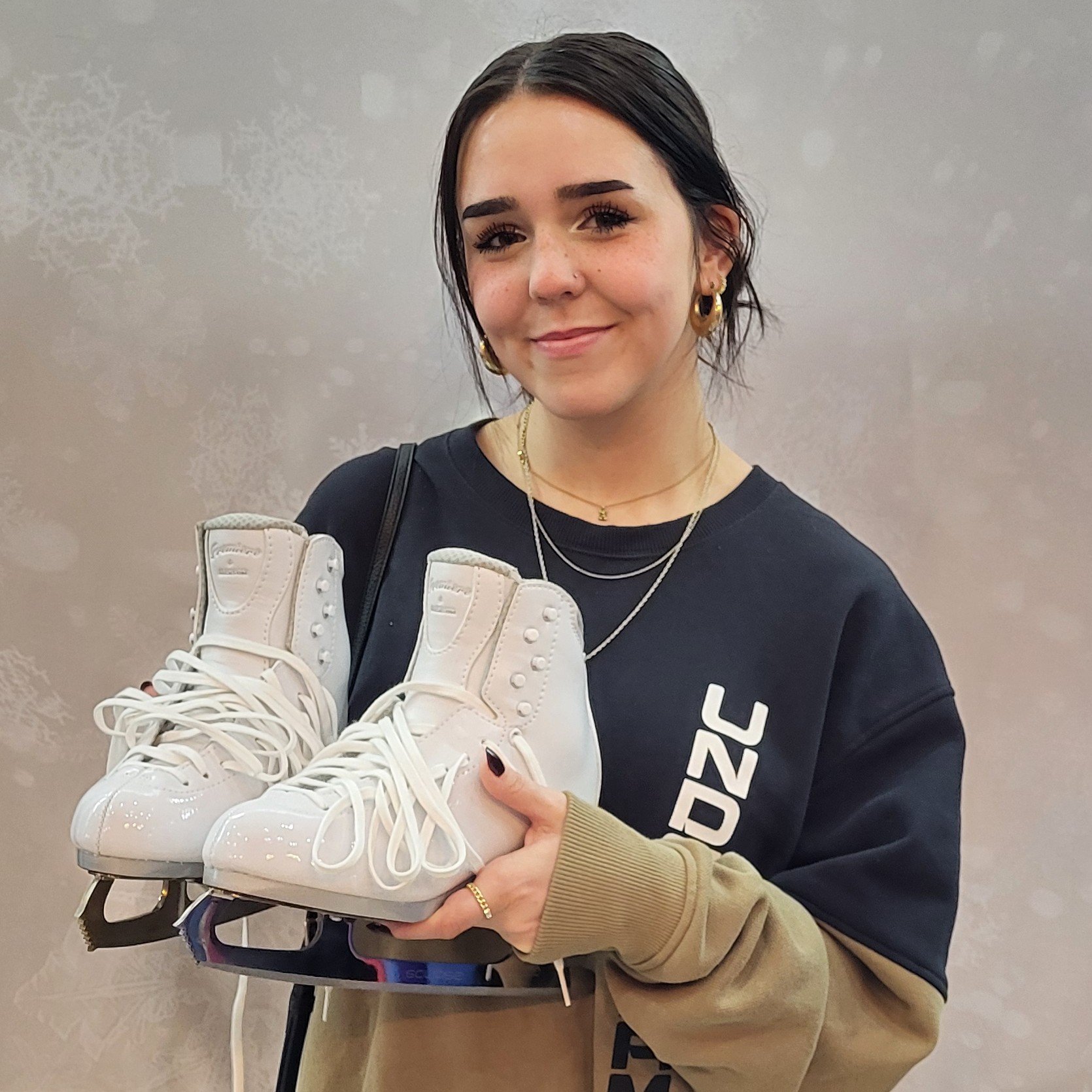 Angelina has BIG goals which need the right skates to support them 😎

She tried to DIY the fit of her first beginner pair of skates. Her correct size felt too snug. She whole-sized up (oops 🙈) and now her foot is slipping around inside the skate!

