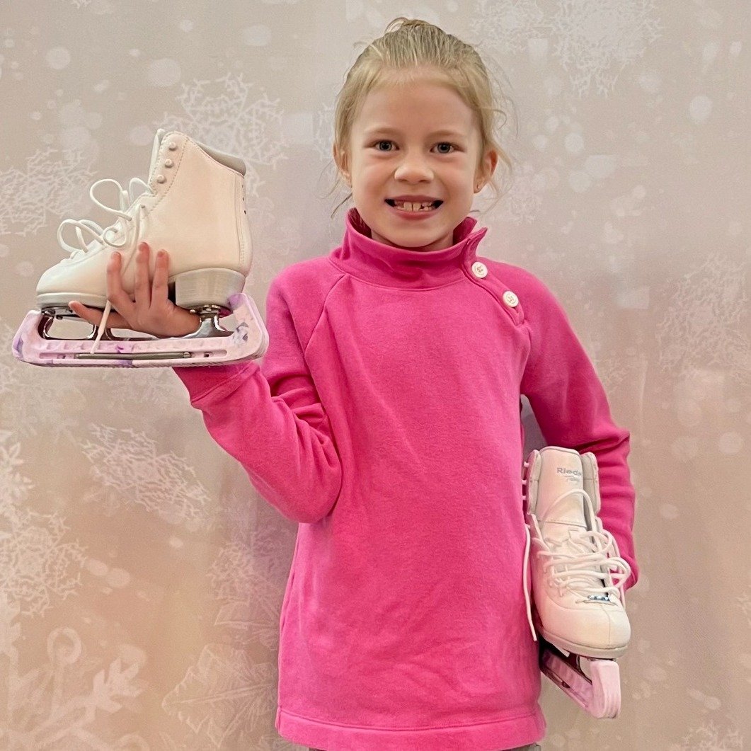 Betcha can't guess Mia's favorite color... 💗

Happy New Skate Day! 🎉

Mia grew out of her last pair of beginner skates. They were also used before she got them, so their strength and support couldn't keep up with her new skills 😞

We fitted her wi