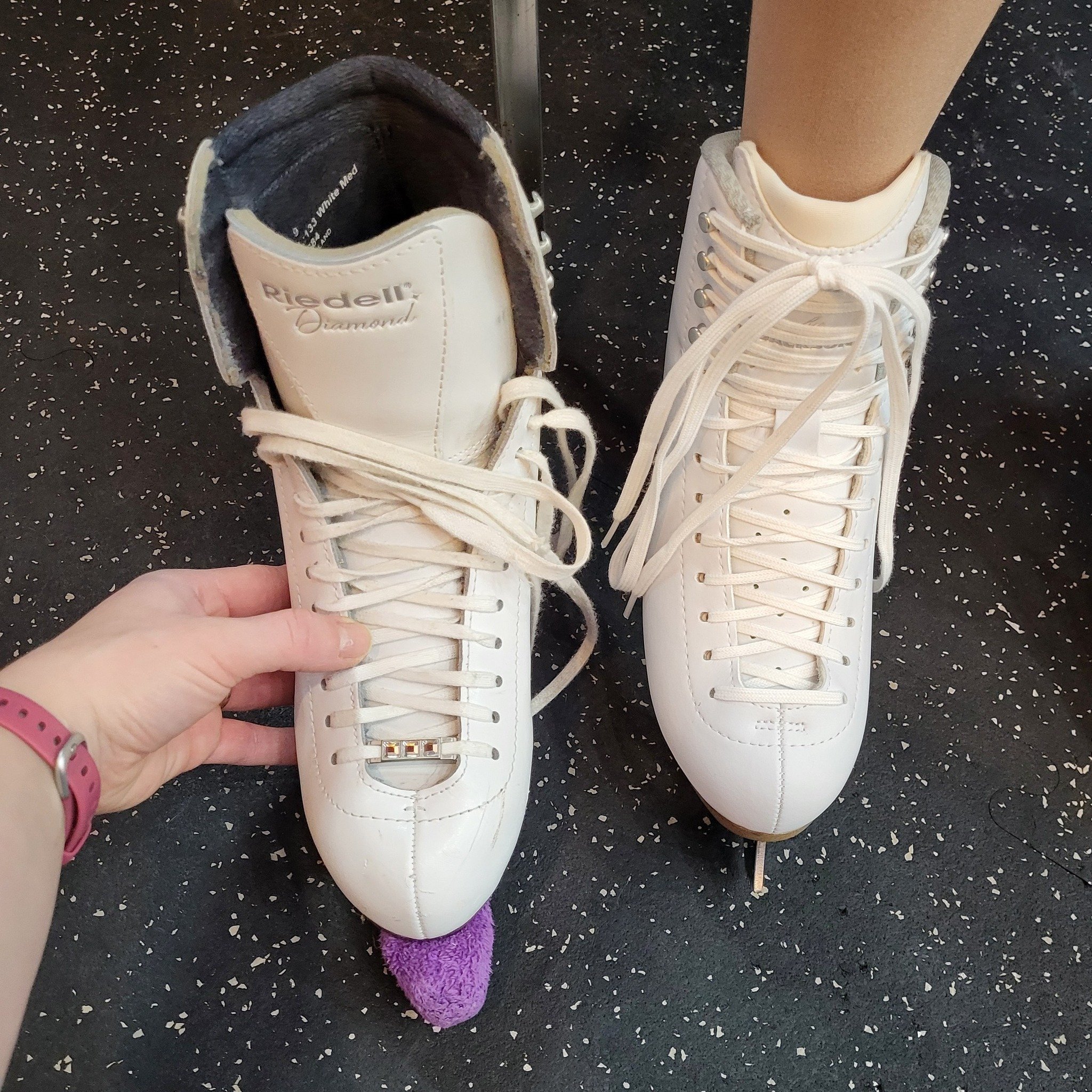 Can you say right-sizing?! 😱

This poor skater was suffering in skates THREE WHOLE SIZES TOO BIG ☠️

❌ No shame or hate to the brand

❌ No shame or hate to the parents

Mistakes like these are SO EASY to make when trying to buy skates secondhand or 