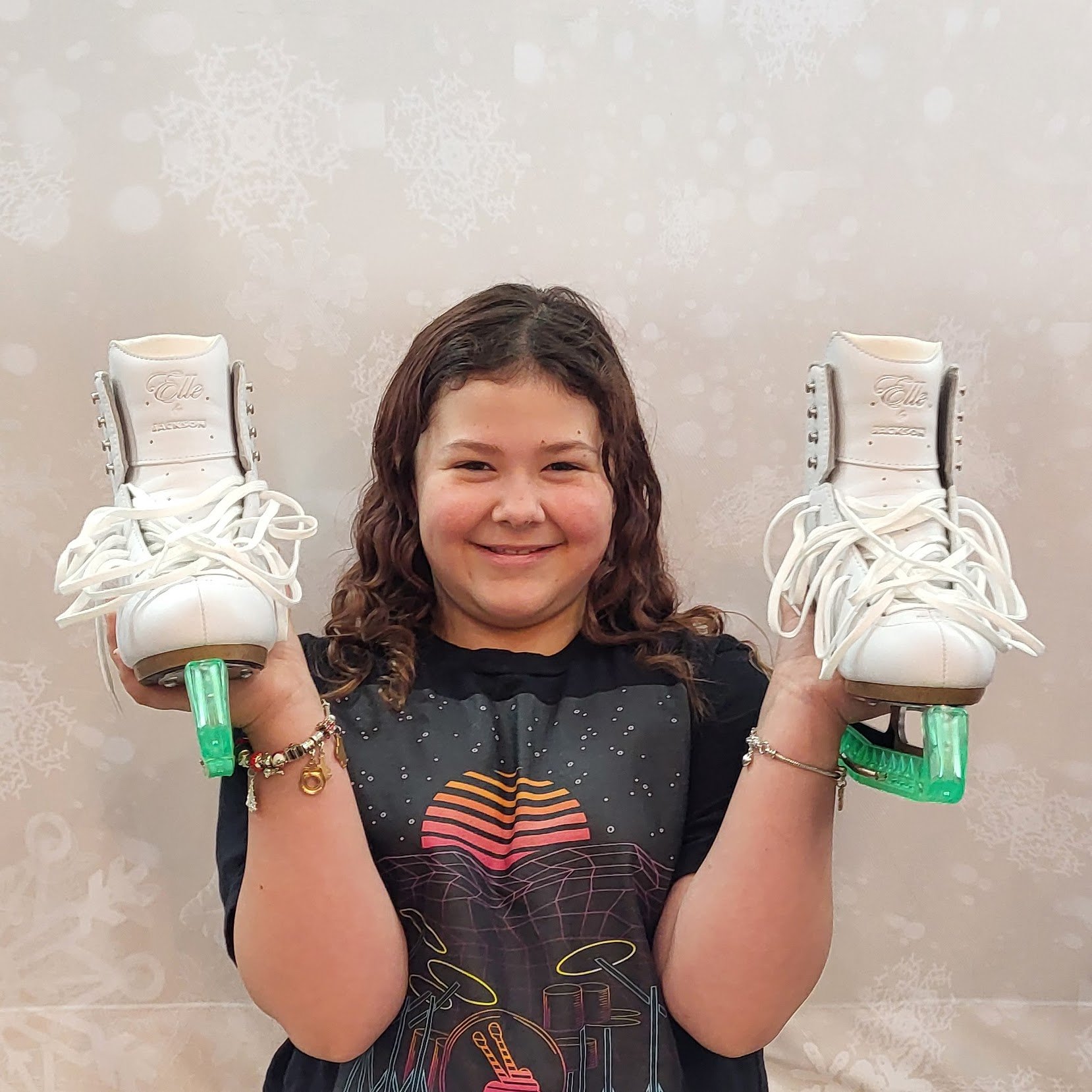 Happy New Skate Day to Lucy!

We just can't keep up with this skater's growing feet 😂

But her skills have progressed to the point of being able to manage the @jackson.ultima Fusion series and their wider toebox design.

We think the Elle will help 