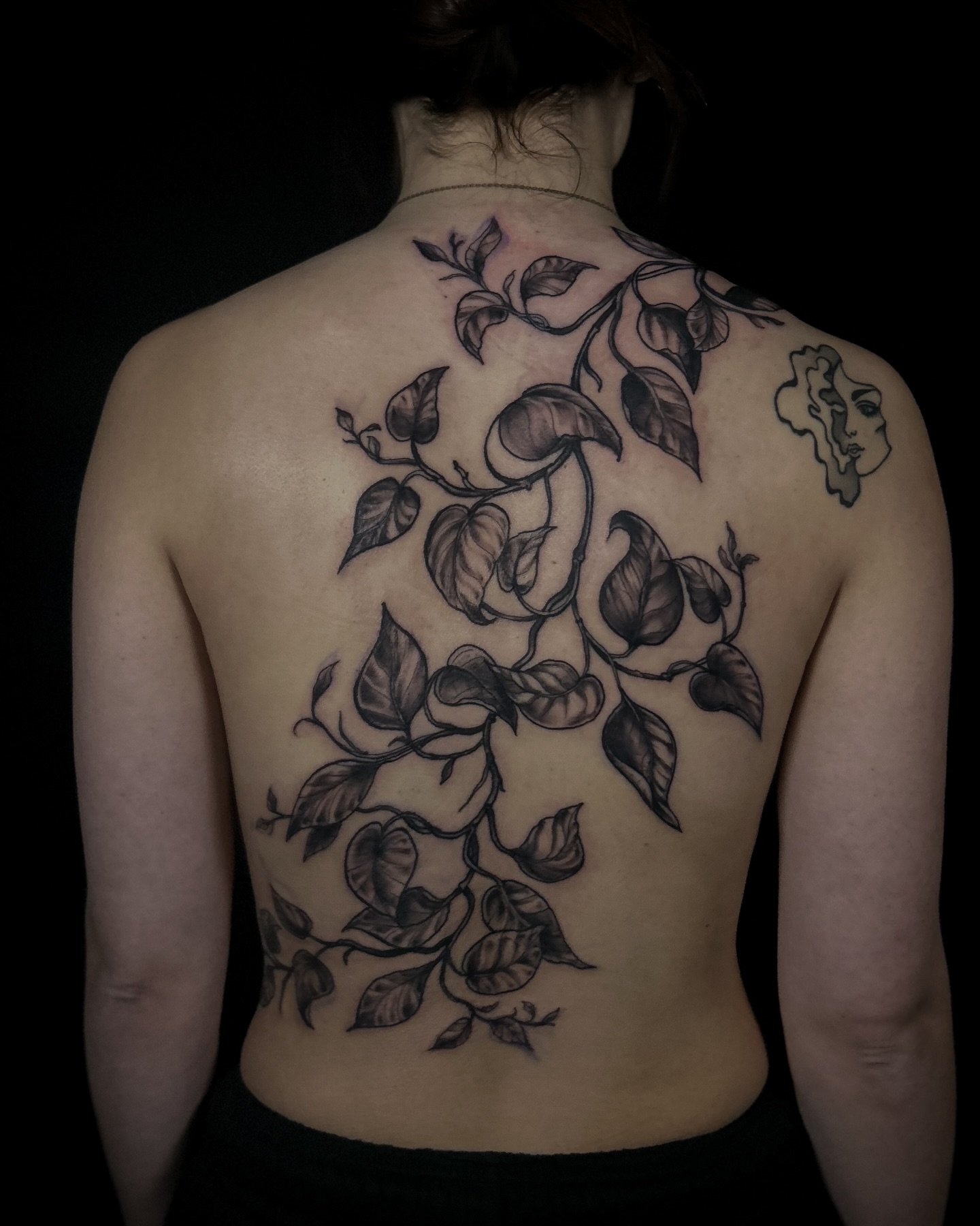 Who wants to see a video of how we did this all freehand 🙋&zwj;♀️ it even wraps the chest and hip a little bit 

Super proud of both this tattoo and ginger for sitting for 6 hours on her second tattoo 🤧 (first one not done by me!)

I want to do mor