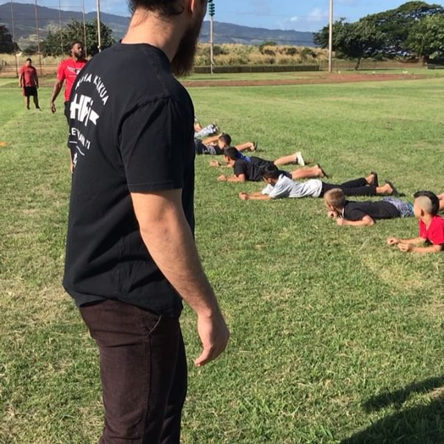 Helped out the youth at Waialua Elementary the other day and it was such a awesome time. Team @giftednfitted went over how bullying, fighting, and disrespecting elders don&rsquo;t fly in this world we live in. Taught them discipline, character, leade