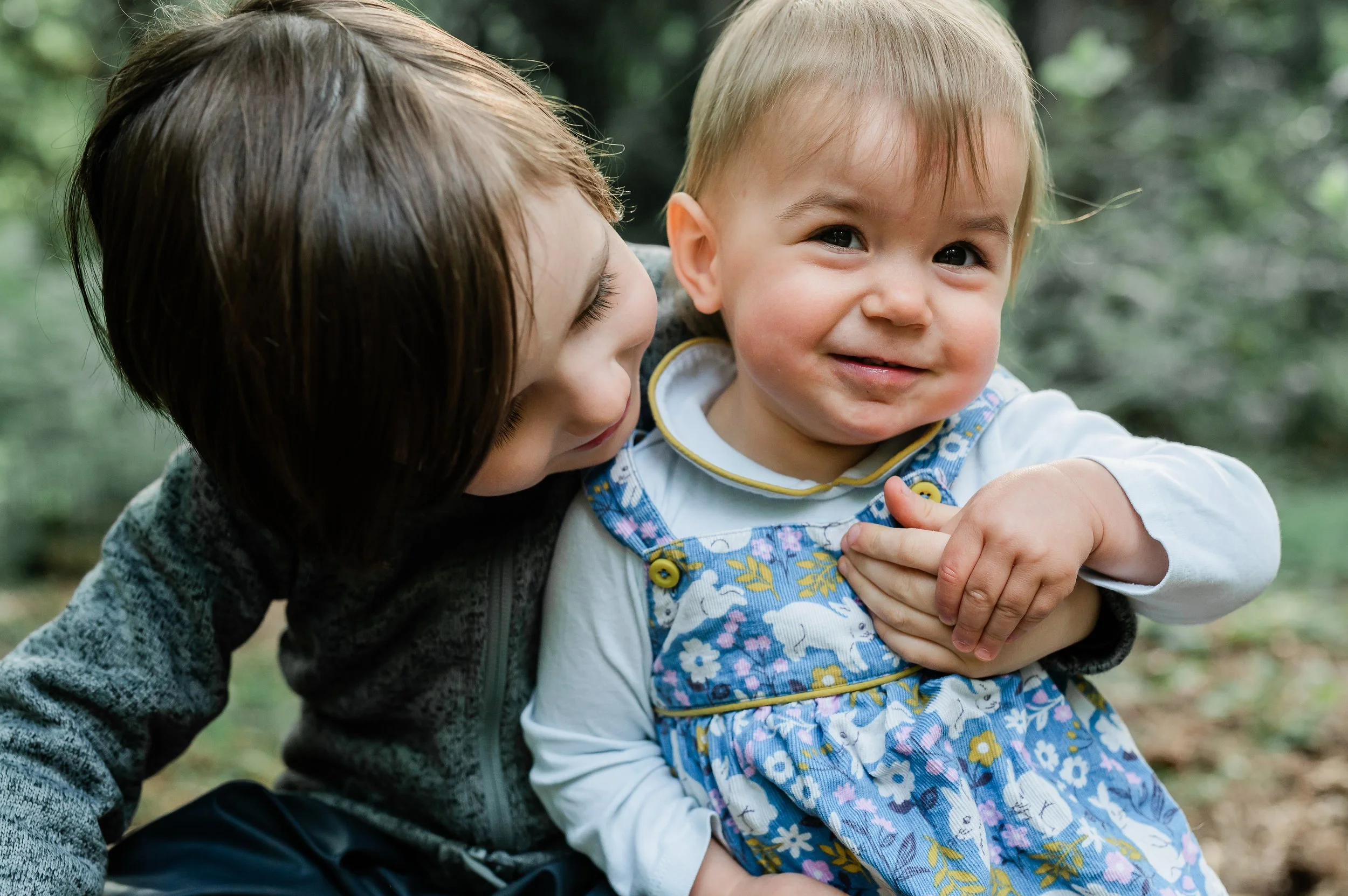 kids hugging at discovery park seattle family mini session