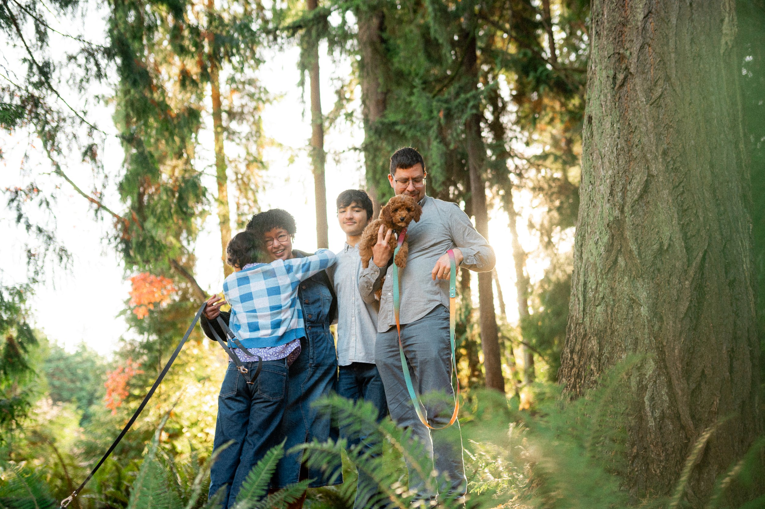 A family in the trees at the seattle arboretum family mini session photos