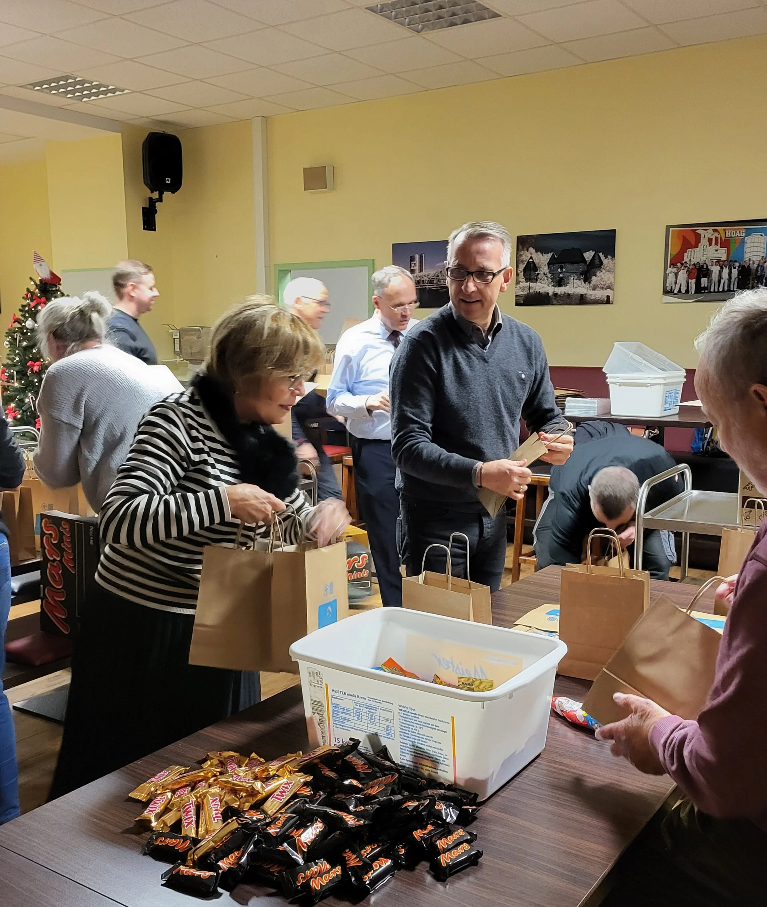 Packen der Nikolaustüten