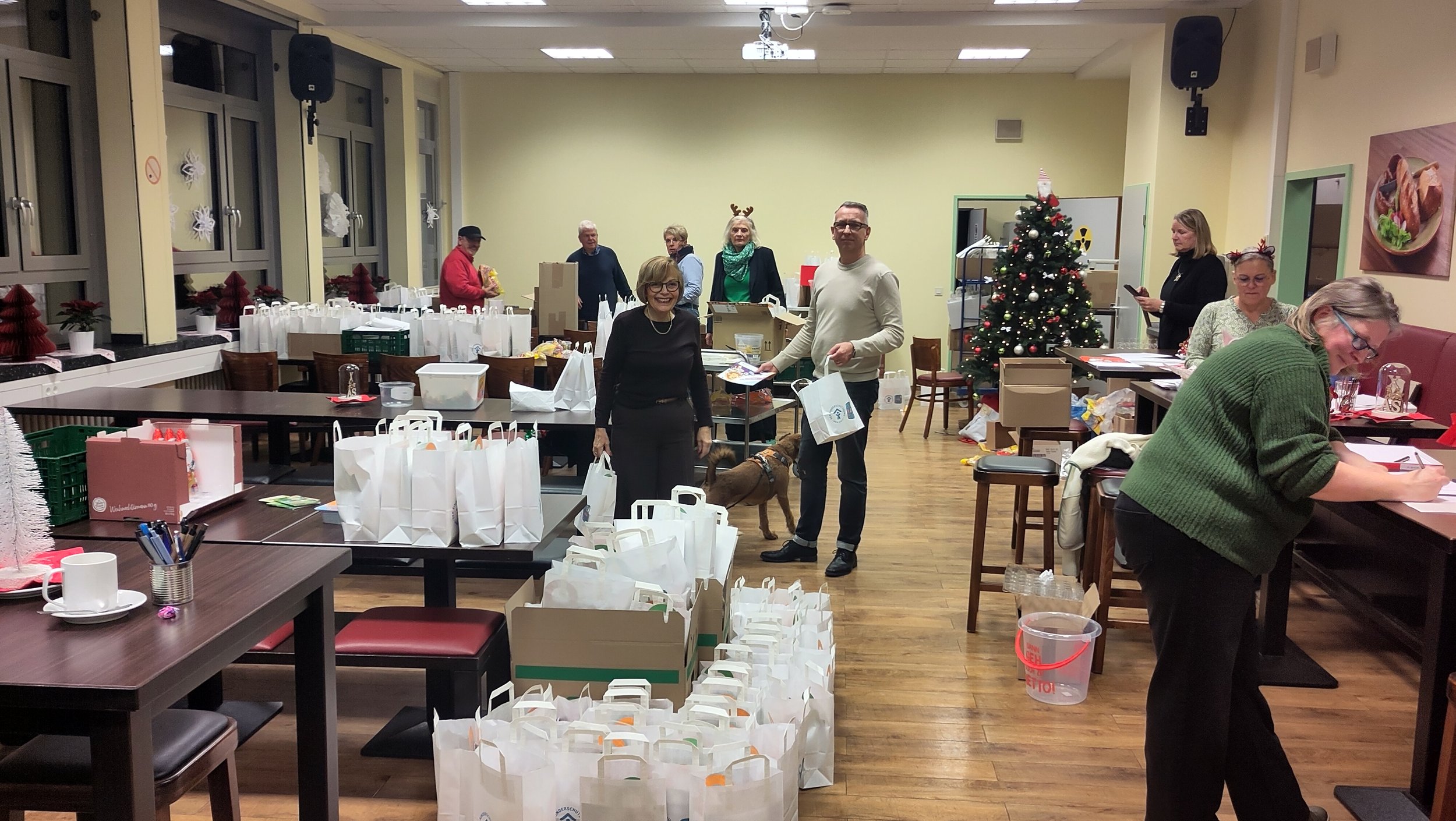 Mitgliederaktion: Packen der Nikolaustüten 