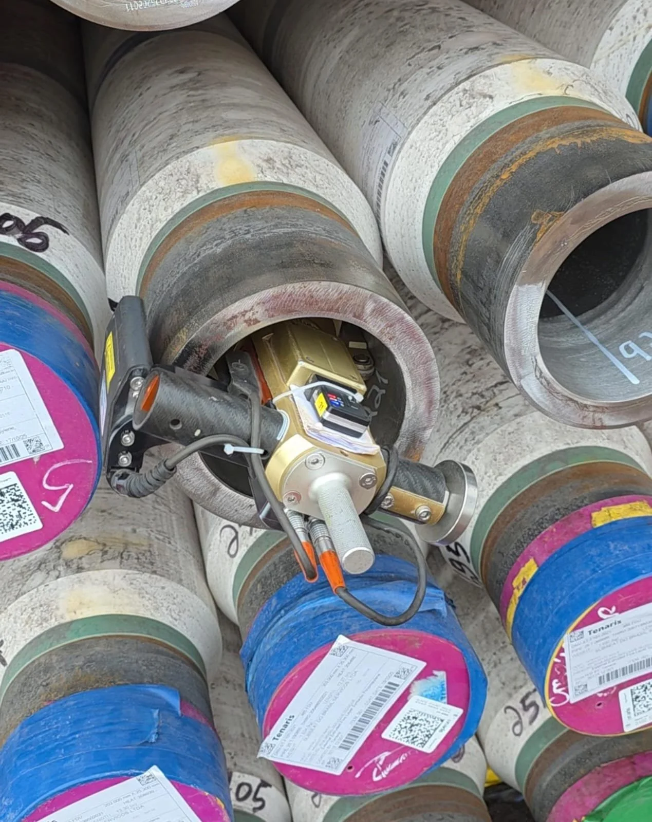 Low-profile laser measures stacked pipes 40mm apart