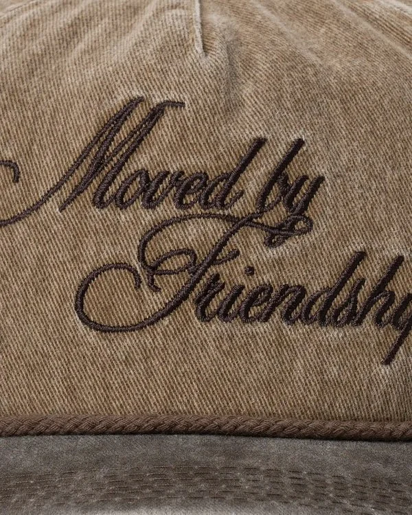 EMENTA_261UCP03_MBFCLASSICCAP_BROWNWASHED_DETALHE_519ccd4f-cf8a-495b-b2b2-642f9deb7164.jpg