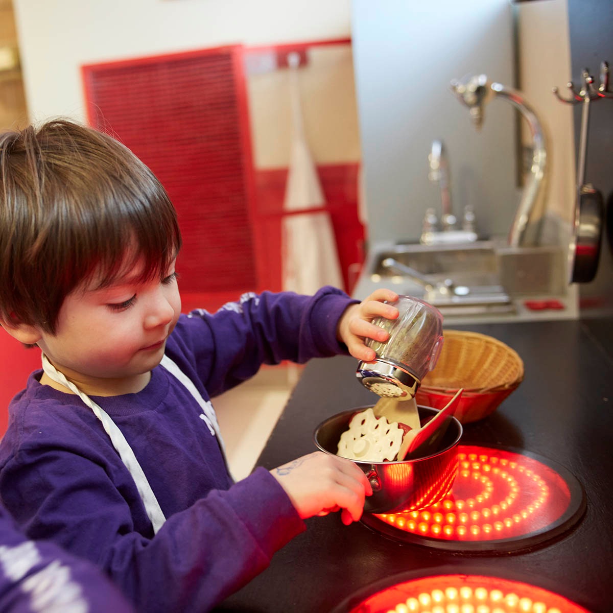 Child+makes+pretend+meal+in+diner+exhibit+%281%29.jpg
