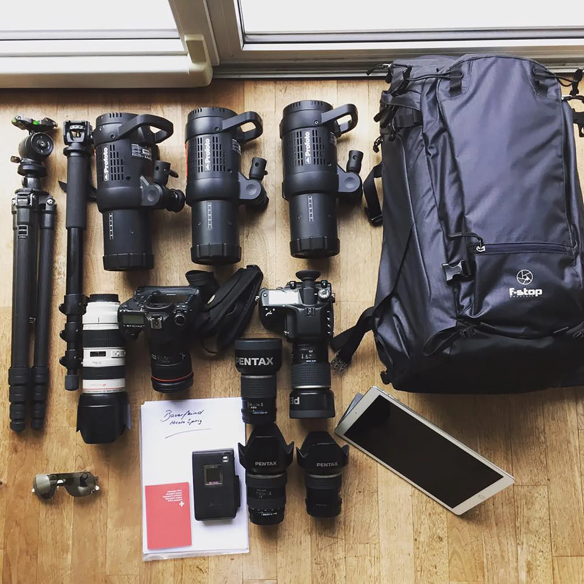 Das Material Setting für Gran Canaria: Profoto B1 Blitze, Canon 5d Mark lll, Pentax 645z. Sehr zu empfehlen für on Set Speicherung ohne Strom der Next Dl und absolut top auch der Rucksack F-Stop und das neue IPAD pro.