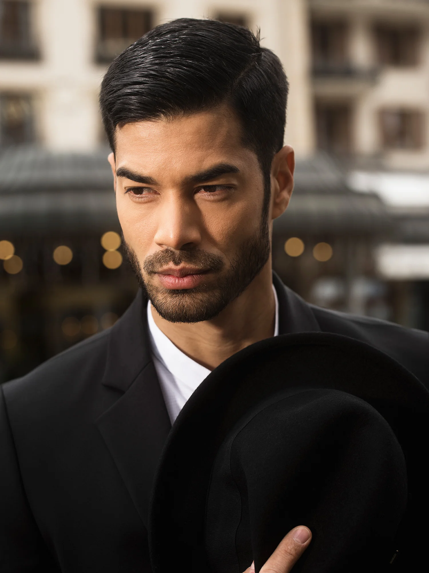 Vor dem bekannten Hotel Zermatterhof in Zermatt: Model Phil Blaze.