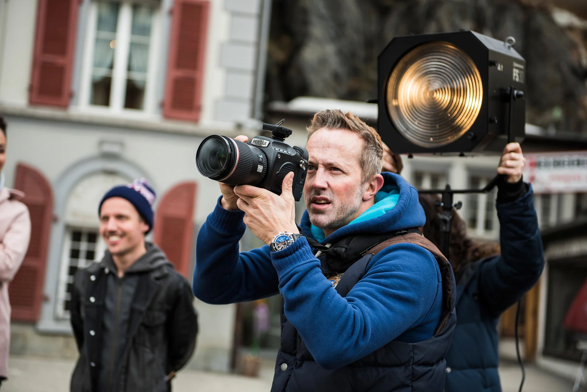 @work mit der Pentax645z und dem Fresnel Spot FS30 von Elinchrom vor dem Hotel Zermatterhof in Zermatt.