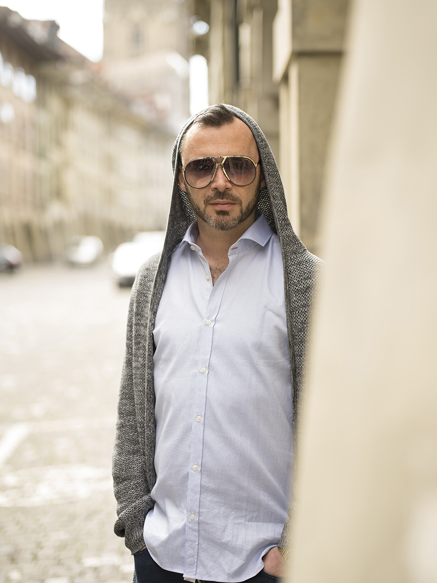 Musiker Greis in der Berner Altstadt - im Hintergrund das Münster von Bern.