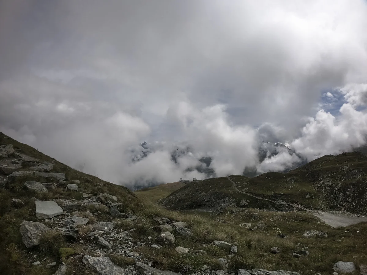 Traumhaft zum Teil mystische Stimmung beim Aufstieg zur Hörnlihütte. Passend zur allgemeinen Gemütslage, da die Spannung, je näher wir dem Matterhorn kamen, fast spürbar anstieg…