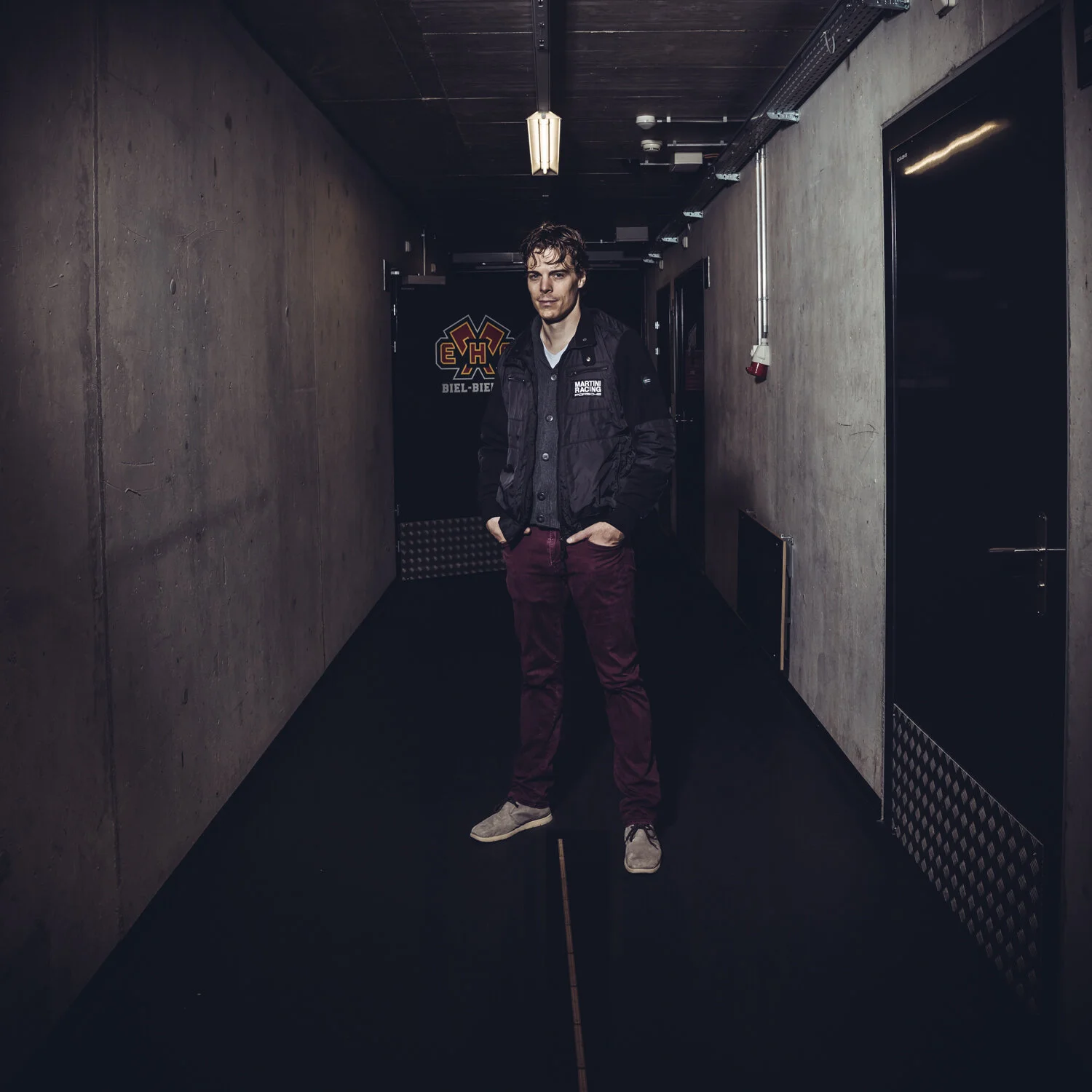 Jonas Hiller 2m Abstand remoneuhaus.com-5.jpg