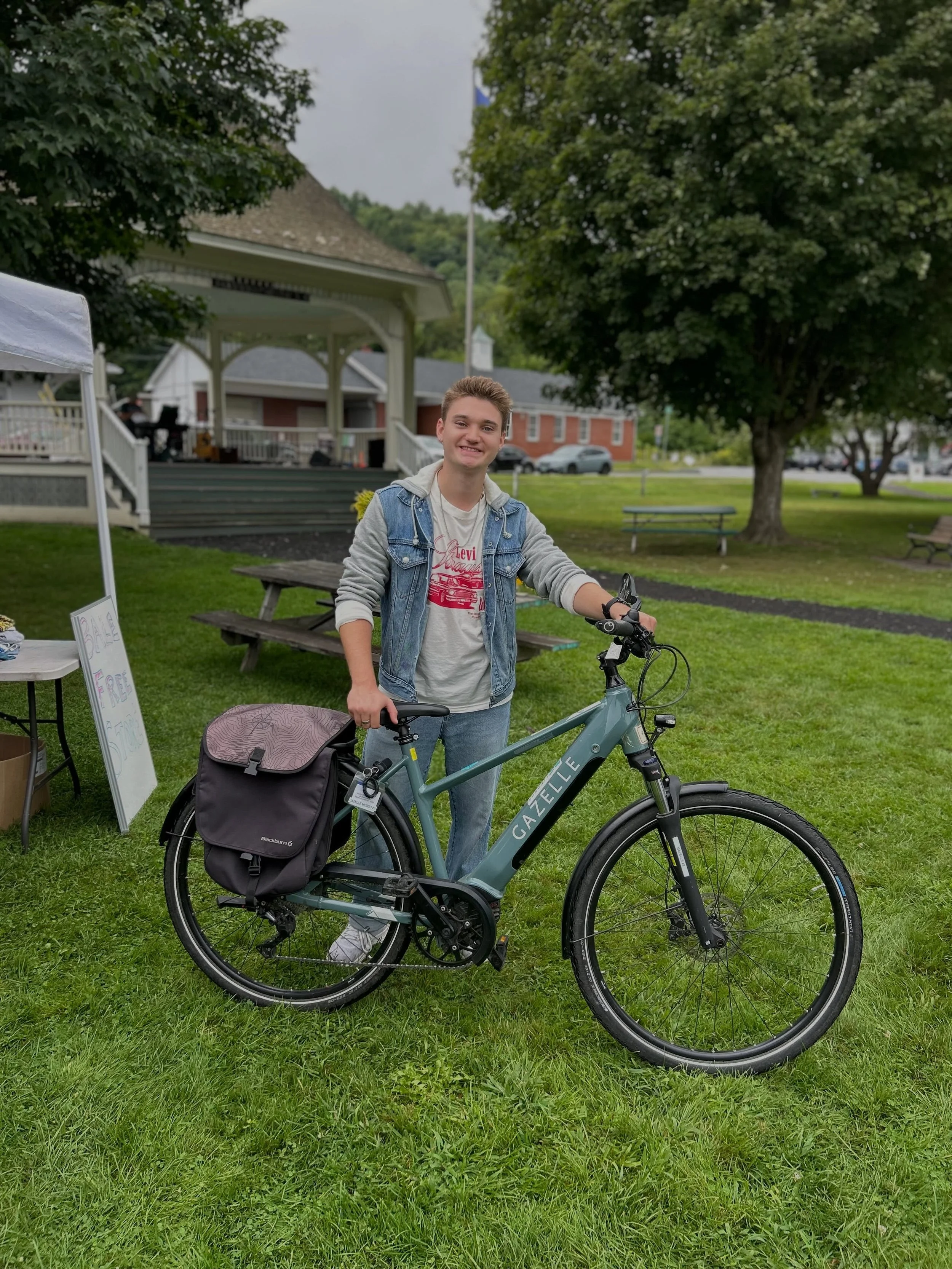 Huge thanks to our friends @vitalcommunities for running this amazing program. The Upper Valley E-Bike Lending Library is at BALE for two more days and it&rsquo;s been really fun, especially to share test rides yesterday at @royaltonfarmersmarket 

L