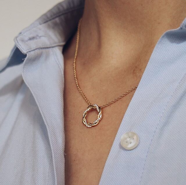 Timeless elegance with a twist ✨💛⁠
⁠
⁠
⁠
⁠
⁠
#silviusdruon #silviusdruonjewellery #jewelrydesigner #jewelrydesign #finejewelry #handmadejewelry #diamondjewelry #jewelrylovers #diamondlovers #jewelryinspo #antwerpdiamonds #diamondsfromantwerp #luxury