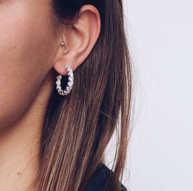 It's Friday 🙌 Let's accessorize accordingly! *puts on diamond hoop earrings*⁠
⁠
⁠
⁠
⁠
#silviusdruon #silviusdruonjewellery #jewelrydesigner #jewelrydesign #finejewelry #handmadejewelry #diamondjewelry #jewelrylovers #diamondlovers #jewelryinspo #ant