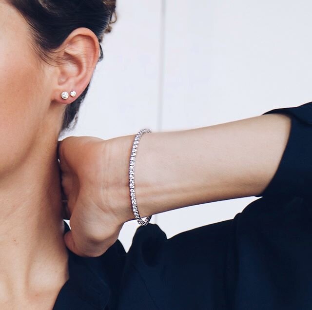 Classic diamond ear studs and a tennis bracelet are the perfect combo to add some subtle sparkle to your date night ✨⁠
⁠
⁠
⁠
⁠
#silviusdruon #silviusdruonjewellery #jewelrydesigner #jewelrydesign #finejewelry #handmadejewelry #diamondjewelry #jewelry