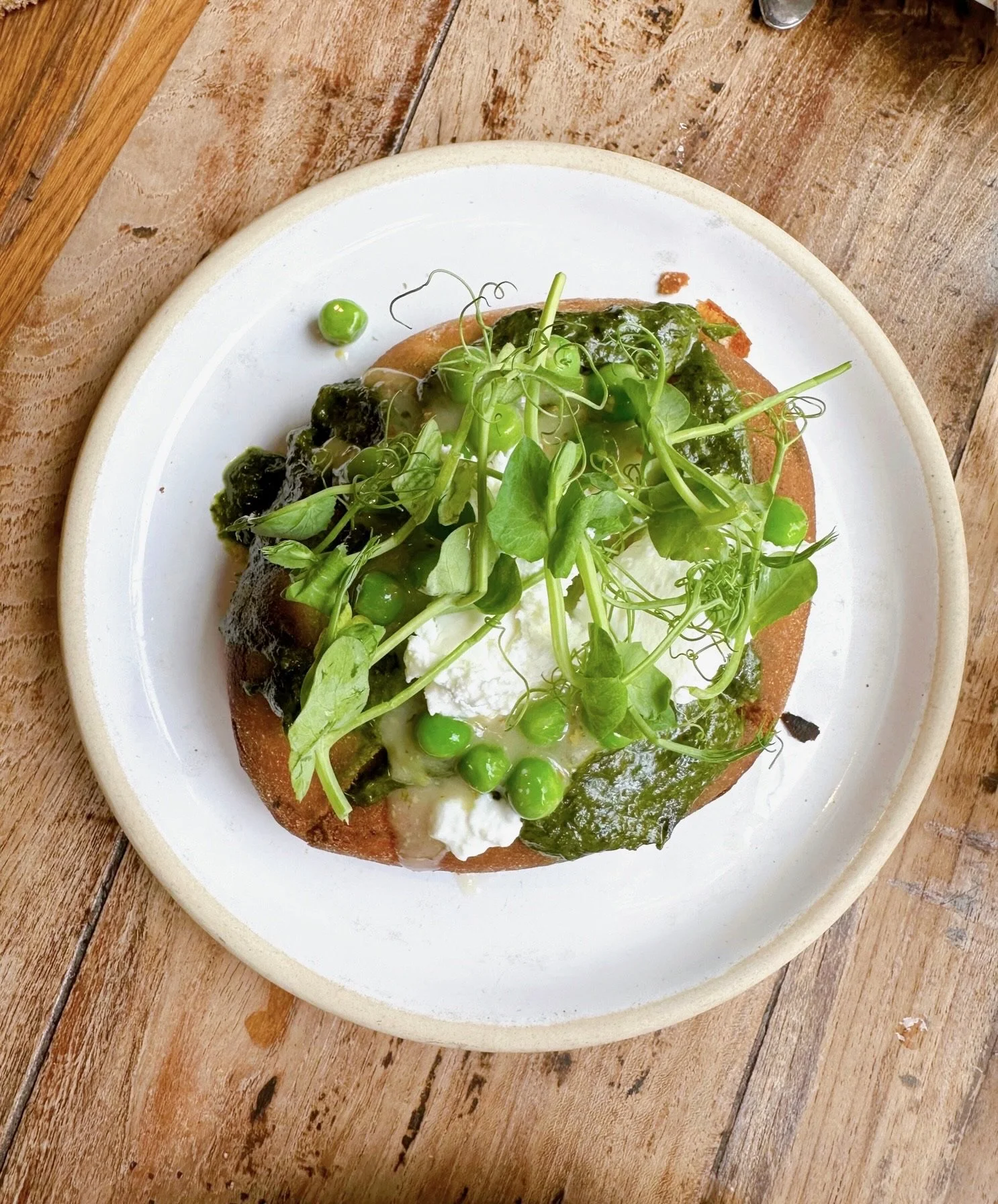 Bread with wild garlic, smoked goats curd, peas