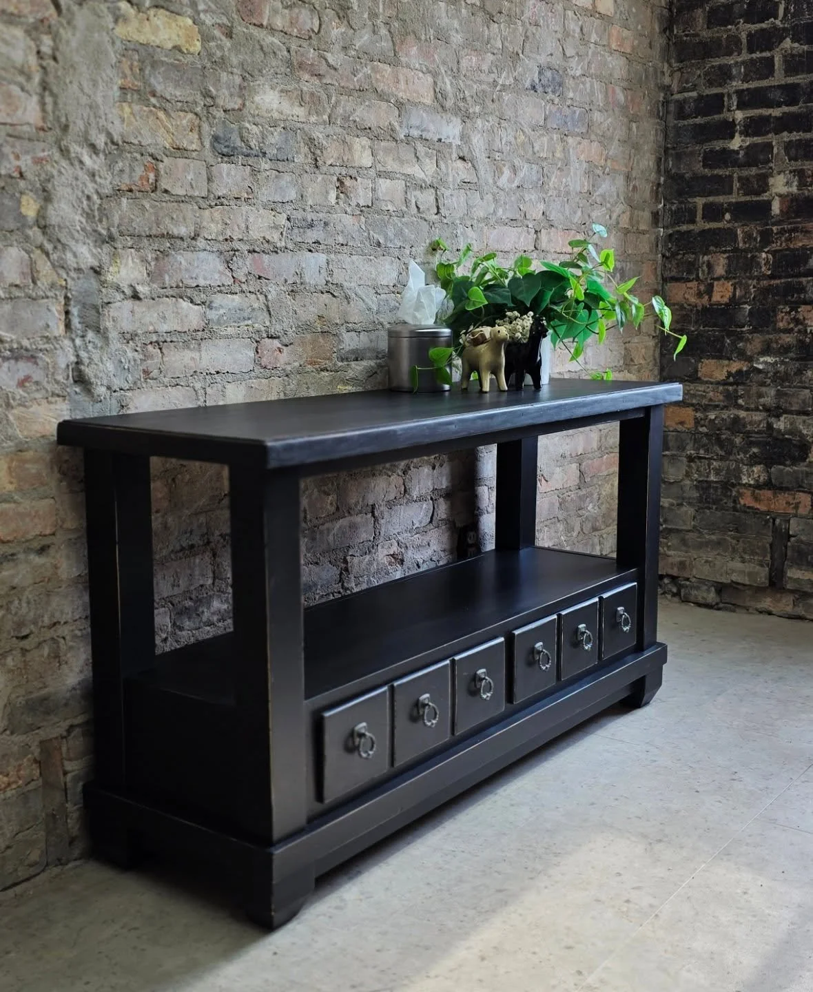 Black Console / Media Table
