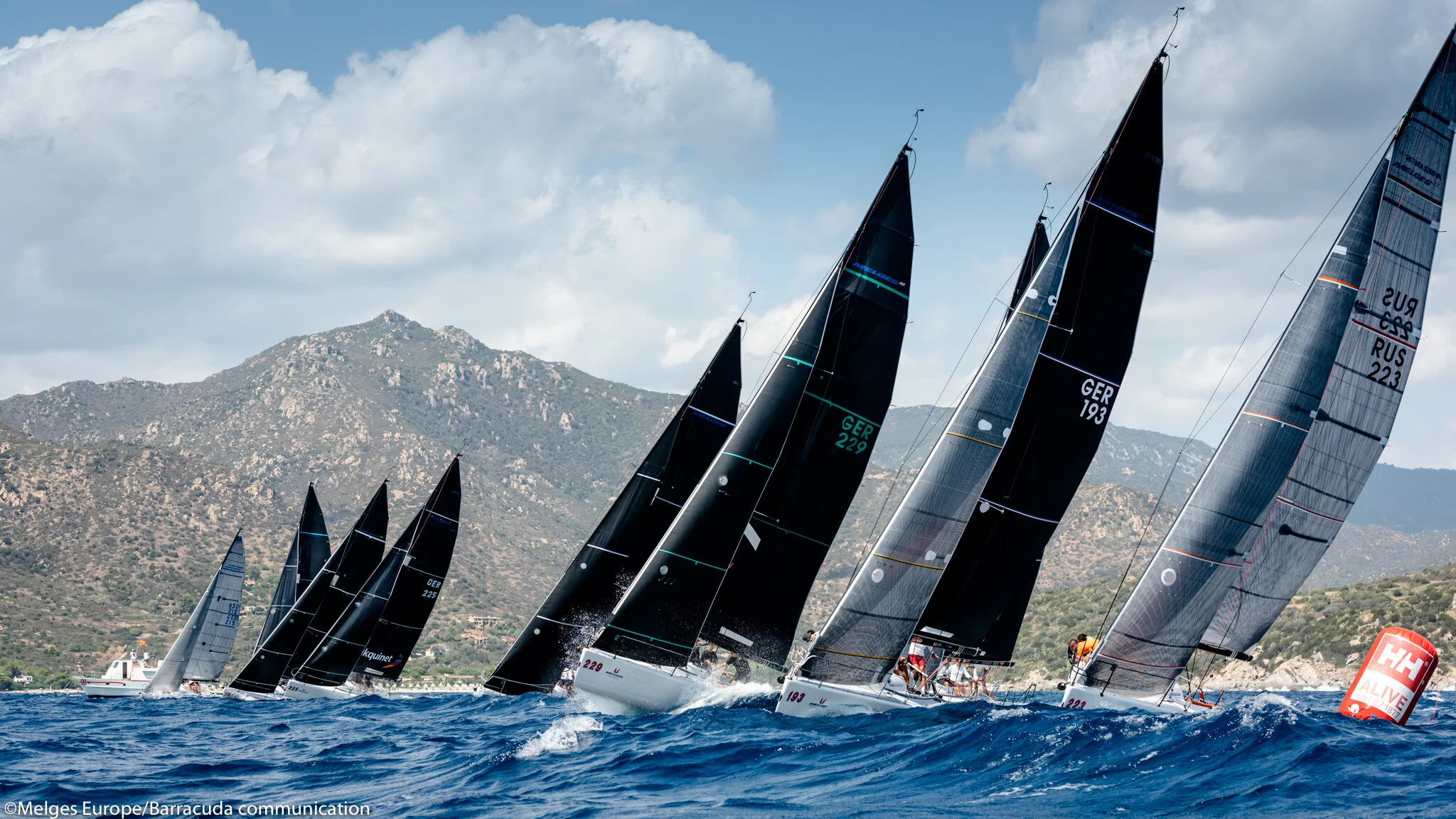 Melges World League, “champagne sailing” in Villasimius. Tomorrow the Melges 20 finals, Nika in control. La Pericolosa is first among the Melges 32.