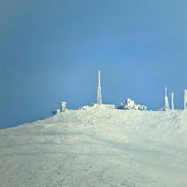 View of the top of the rockpile from Bretton Woods with the Mt. Washington Observatory tower on the left
#brettonwoods #nh #winteriscoming #winterishere #dayatthewoods #mtwashington #mwobs @mwobs