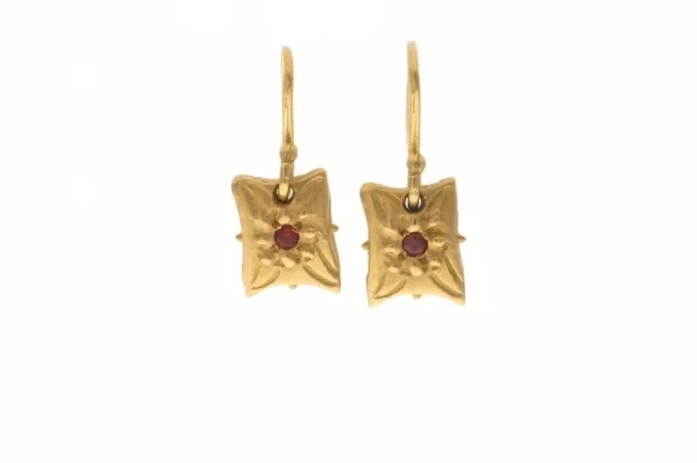 Earring_1961.00_00_02_06.Still003_2.jpg