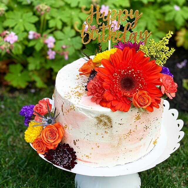 I love fresh flowers on a buttercream cake 🧡