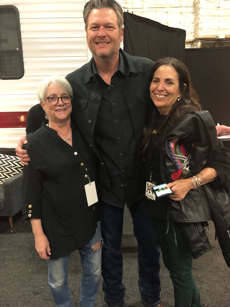 Cofounders Sharon Feldstein and Patsy Noah with Blake Shelton